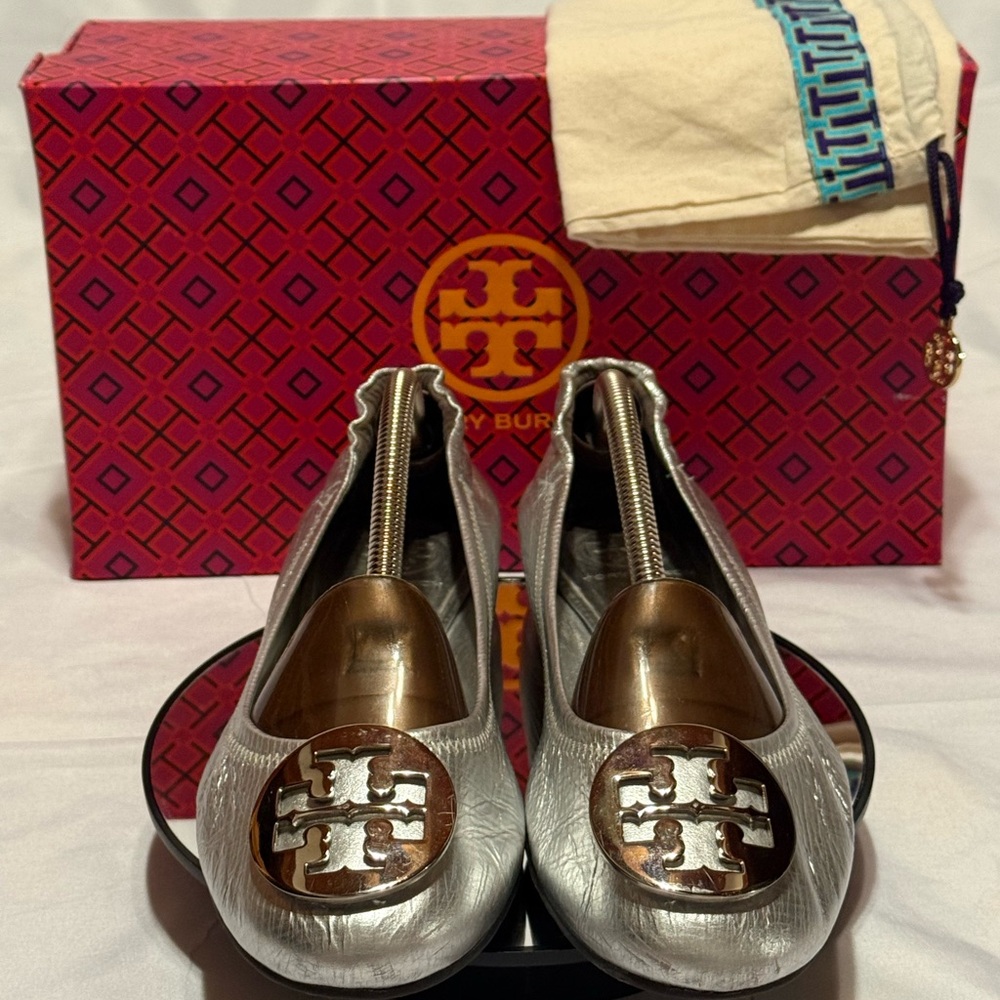 Tory Burch Metallic Silver Reva Flats with Silver Metal Logo Women’s Size 7.5